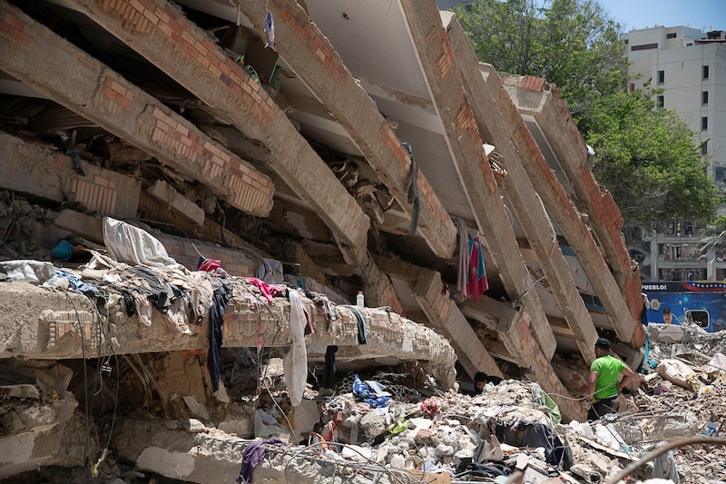 Un residente se encuentra sobre un edificio destruido en busca de supervivientes tras los terremotos del 24 de junio en Caraballeda, estado de La Guaira, Venezuela, el 1 de julio. (Fotógrafo: Bloomberg). Un residente se encuentra sobre un edificio destruido en busca de supervivientes tras los terremotos del 24 de junio en Caraballeda, estado de La Guaira, Venezuela, el 1 de julio. (Fotógrafo: Bloomberg).