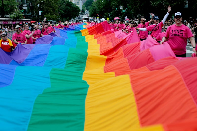 Ativistas da Fundação Gilbert Baker carregam uma bandeira arco-íris de 300 metros ao longo do trajeto do desfile durante as celebrações do WorldPride 2025, em 7 de junho de 2025, em Washington, DC. (Foto: Anna Moneymaker/Getty Images) Ativistas da Fundação Gilbert Baker carregam uma bandeira arco-íris de 300 metros ao longo do trajeto do desfile durante as celebrações do WorldPride 2025, em 7 de junho de 2025, em Washington, DC. (Foto: Anna Moneymaker/Getty Images)
