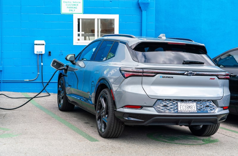 Vehículo eléctrico de GM en una carga. Vehículo eléctrico de GM en una carga.