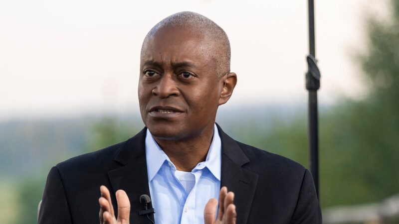 Bostic, do Fed, quer ver mais dados antes de cortar os juros nos EUA no próximo mês Bostic, do Fed, quer ver mais dados antes de cortar os juros nos EUA no próximo mês