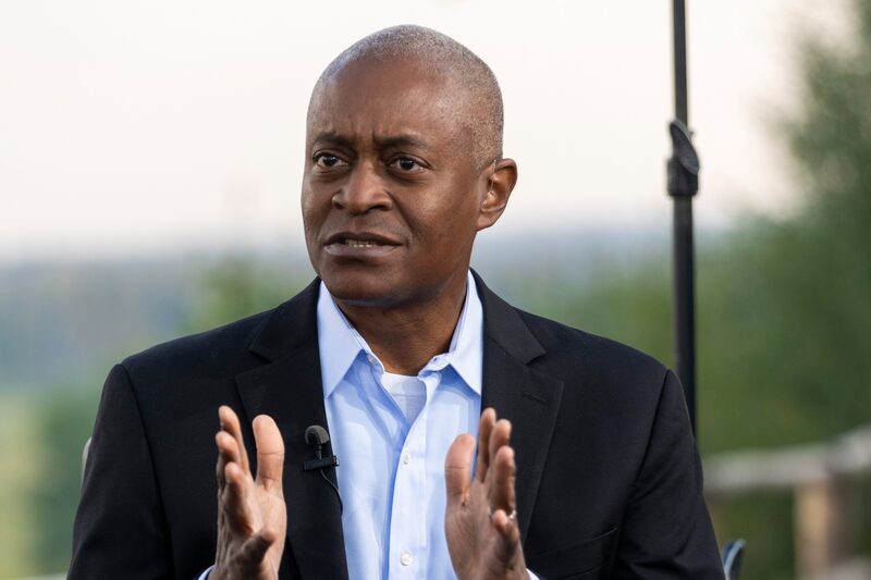 O presidente do Federal Reserve Bank of Atlanta, Raphael Bostic, disse que permanece cauteloso O presidente do Federal Reserve Bank of Atlanta, Raphael Bostic, disse que permanece cauteloso