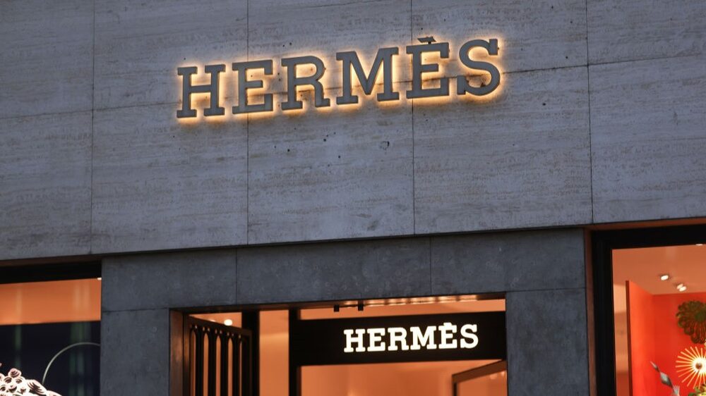 Las ventas de Hermes se dispararon en el segundo trimestre, ya que la empresa capeó la desaceleración de la demanda de lujo mejor que sus homólogas. Las ventas de Hermes se dispararon en el segundo trimestre, ya que la empresa capeó la desaceleración de la demanda de lujo mejor que sus homólogas.