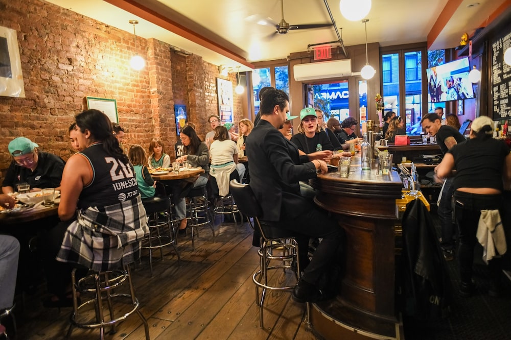 Drums and Flats: o bar se tornou um ponto de encontro popular para torcedores do Liberty, especialmente durante os jogos. (Foto: Dolly Faibyshev/Bloomberg) Drums and Flats: o bar se tornou um ponto de encontro popular para torcedores do Liberty, especialmente durante os jogos. (Foto: Dolly Faibyshev/Bloomberg)