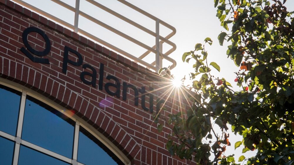 Pese a los sólidos resultados, las acciones de Palantir cayeron 8% por dudas sobre valoraciones en el sector tecnológico. Pese a los sólidos resultados, las acciones de Palantir cayeron 8% por dudas sobre valoraciones en el sector tecnológico.