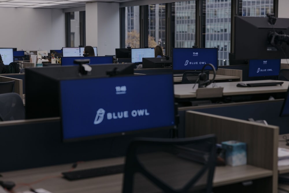 Estaciones de trabajo en la oficina Blue Owl dentro del Edificio Seagram, ubicado en el número 375 de Park Avenue, en el barrio Midtown East de Nueva York. Estaciones de trabajo en la oficina Blue Owl dentro del Edificio Seagram, ubicado en el número 375 de Park Avenue, en el barrio Midtown East de Nueva York.