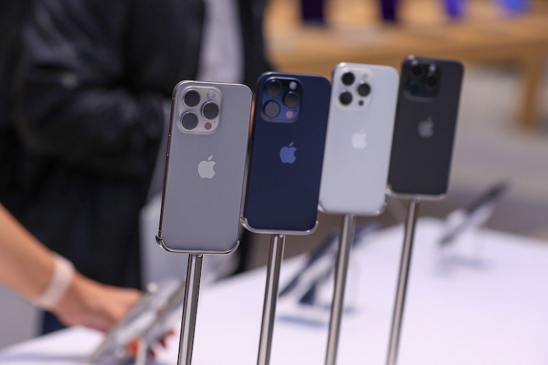 Un expositor de los nuevos smartphones iPhone 15 Pro en la tienda de Apple Inc. Rosenthaler Strasse en Berlín, Alemania, el viernes 22 de septiembre de 2023. Un expositor de los nuevos smartphones iPhone 15 Pro en la tienda de Apple Inc. Rosenthaler Strasse en Berlín, Alemania, el viernes 22 de septiembre de 2023.
