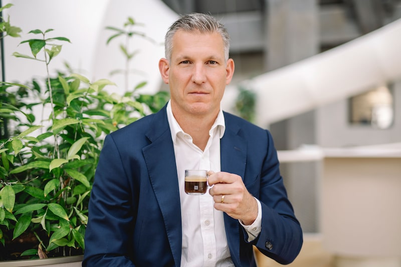 Philipp Navratil, nuevo CEO de Nestlé, enfrenta su primera gran crisis tras la detección de una toxina en fórmulas infantiles. El retiro global de productos ya afecta a más de 50 países. Philipp Navratil, nuevo CEO de Nestlé, enfrenta su primera gran crisis tras la detección de una toxina en fórmulas infantiles. El retiro global de productos ya afecta a más de 50 países.