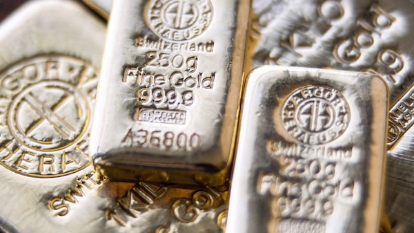 Oro se hunde a mínimo de más de dos años tras serie de alzas de tasas de interés Oro se hunde a mínimo de más de dos años tras serie de alzas de tasas de interés