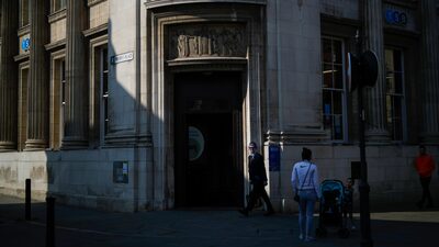 Santander acerta compra do banco TSB no Reino Unido por £ 2,7 bi, dizem fontes Santander acerta compra do banco TSB no Reino Unido por £ 2,7 bi, dizem fontes