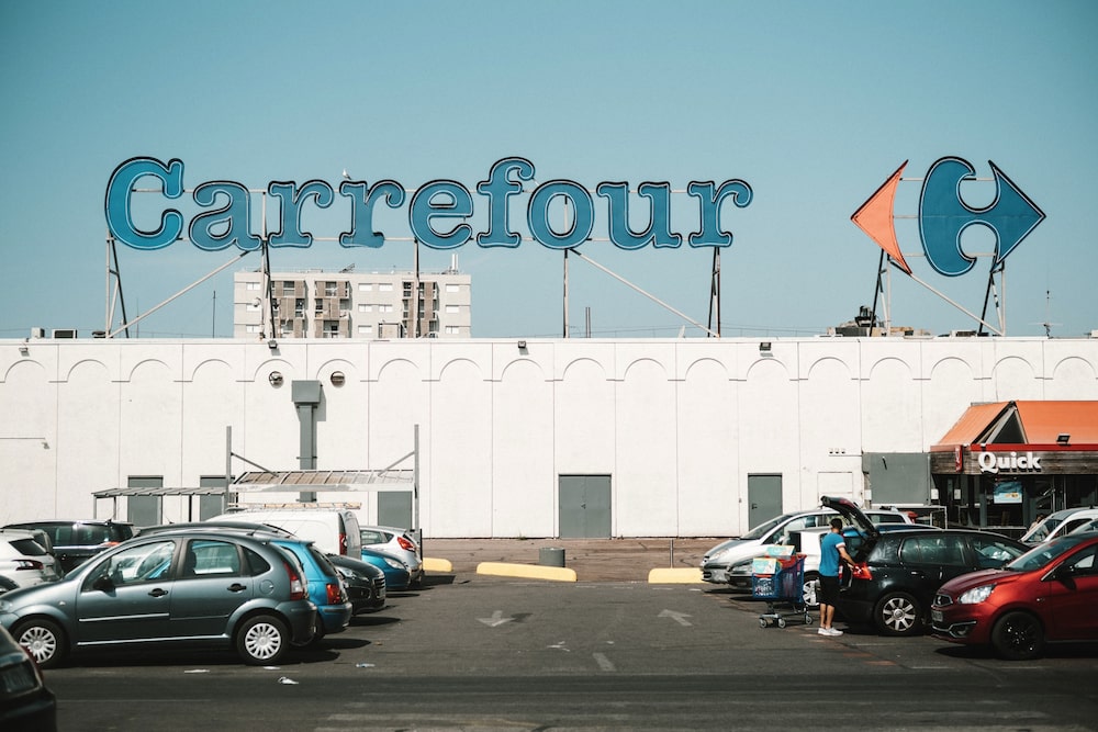 Carrefour firmó recientemente una alianza de compra con el cuarto mayor supermercado de Francia, Cooperative U, para recortar costes en Europa, pero no está claro hasta qué punto será eficaz. Carrefour firmó recientemente una alianza de compra con el cuarto mayor supermercado de Francia, Cooperative U, para recortar costes en Europa, pero no está claro hasta qué punto será eficaz.