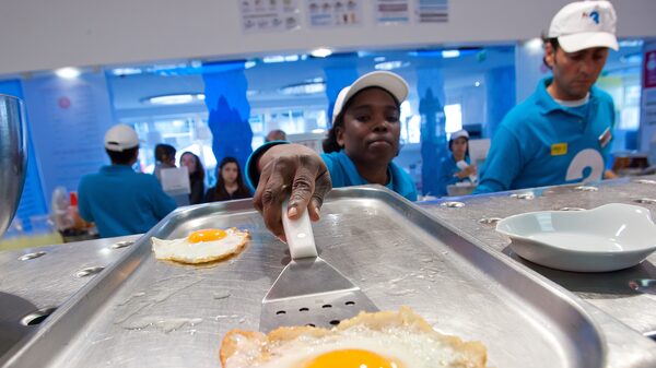 Com ovo em alta, restaurantes dos EUA cobram taxa extra nas refeições Com ovo em alta, restaurantes dos EUA cobram taxa extra nas refeições