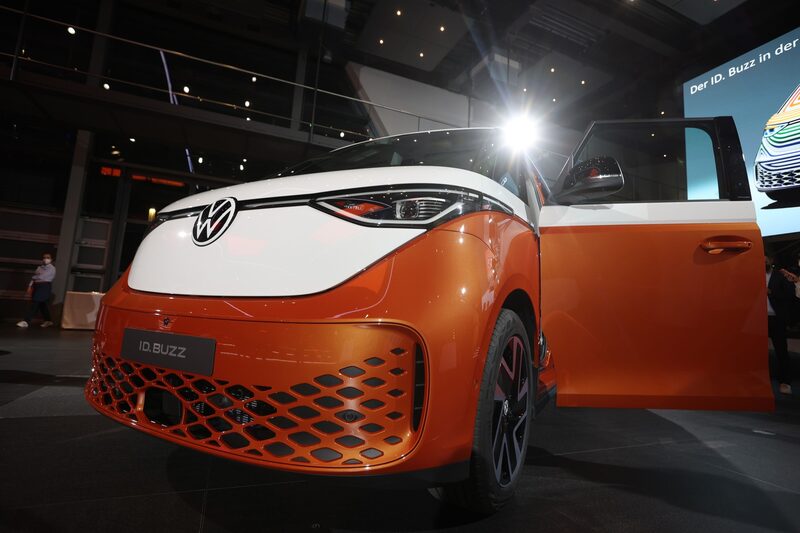 El microbús eléctrico Volkswagen ID Buzz durante la presentación mundial en la planta de automóviles de Volkswagen AG (VW) en Wolfsburg, Alemania, el miércoles 9 de marzo de 2022. El microbús eléctrico Volkswagen ID Buzz durante la presentación mundial en la planta de automóviles de Volkswagen AG (VW) en Wolfsburg, Alemania, el miércoles 9 de marzo de 2022.
