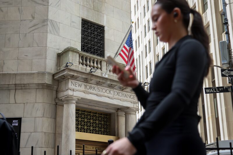 Perto das 8h, o presidente americano anunciou um acordo comercial com o Reino Unido e sinalizou que outros estão a caminho. Perto das 8h, o presidente americano anunciou um acordo comercial com o Reino Unido e sinalizou que outros estão a caminho.