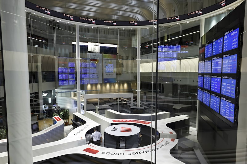 Un descenso del índice MSCI Asia-Pacífico el lunes rompería una racha alcista de cinco días, y recortaría la ganancia del indicador este año del 8% actual. Un descenso del índice MSCI Asia-Pacífico el lunes rompería una racha alcista de cinco días, y recortaría la ganancia del indicador este año del 8% actual.