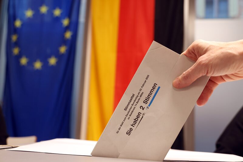Los votantes alemanes eligen a los próximos líderes de la mayor economía europea. Los sondeos apuntan a una probable victoria de los conservadores de la oposición de Friedrich Merz y a una amarga derrota del canciller Olaf Scholz y sus socialdemócratas. Los votantes alemanes eligen a los próximos líderes de la mayor economía europea. Los sondeos apuntan a una probable victoria de los conservadores de la oposición de Friedrich Merz y a una amarga derrota del canciller Olaf Scholz y sus socialdemócratas.