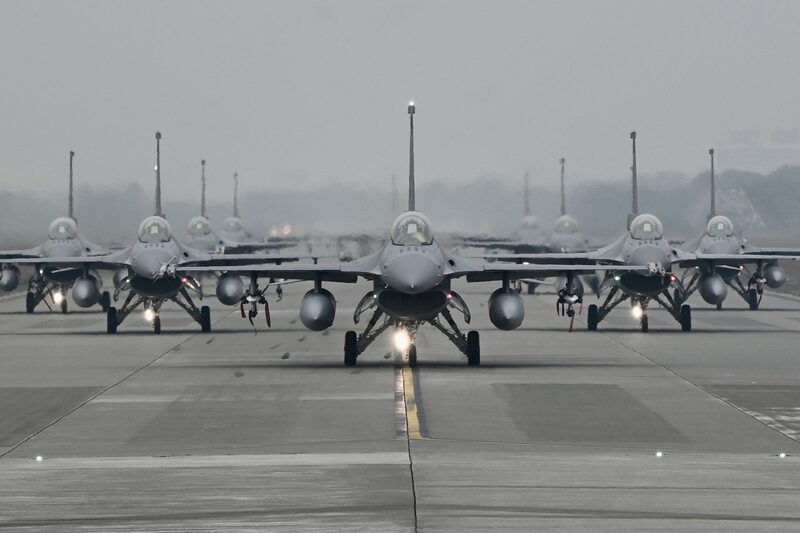 Cazas F-16V de fabricación estadounidense rodando en la pista de una base de la fuerza aérea en Chiayi, al sur de Taiwán. Fotógrafo: Sam Yeh/AFP/Getty Images Cazas F-16V de fabricación estadounidense rodando en la pista de una base de la fuerza aérea en Chiayi, al sur de Taiwán. Fotógrafo: Sam Yeh/AFP/Getty Images