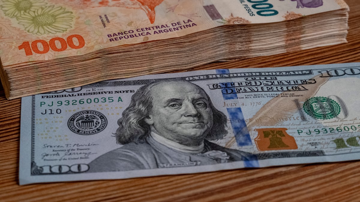Precios de bonos sugieren dinámica alcista para el dólar en Argentina pese a intervención oficial