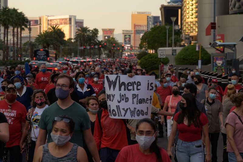 Edicson Pérez, un trabajador de limpieza del hotel y casino Planet Hollywood durante 10 años, sostiene un cartel que dice "¿Dónde está mi trabajo Planet Hollywood?" mientras miembros y simpatizantes marchan durante una manifestación del Sindicato Culinario "Volveremos más fuertes" en Las Vegas, Nevada, EE.UU. el viernes 24 de septiembre de 2021. Fotógrafo: Bridget Bennett/Bloomberg Edicson Pérez, un trabajador de limpieza del hotel y casino Planet Hollywood durante 10 años, sostiene un cartel que dice "¿Dónde está mi trabajo Planet Hollywood?" mientras miembros y simpatizantes marchan durante una manifestación del Sindicato Culinario "Volveremos más fuertes" en Las Vegas, Nevada, EE.UU. el viernes 24 de septiembre de 2021. Fotógrafo: Bridget Bennett/Bloomberg