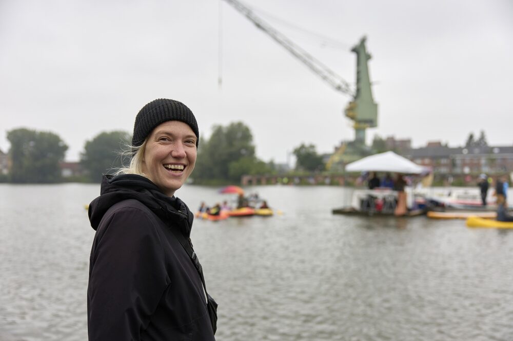 An Nÿs en el canal donde se bañan ella y sus hijos en las afueras de GAnte. Fotógrafo: Ksenia Kuleshova/Bloomberg An Nÿs en el canal donde se bañan ella y sus hijos en las afueras de GAnte. Fotógrafo: Ksenia Kuleshova/Bloomberg