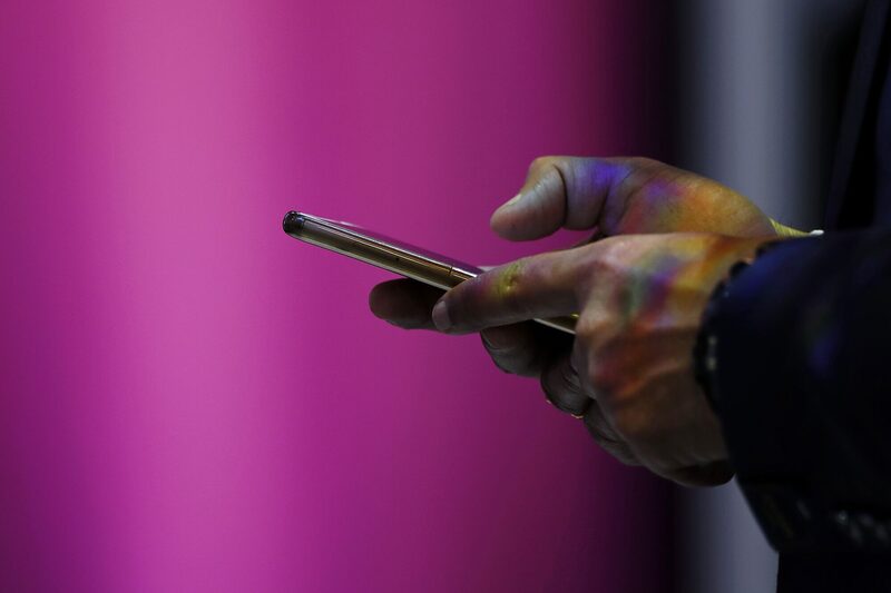 Una persona utiliza un teléfono inteligente. Una persona utiliza un teléfono inteligente.