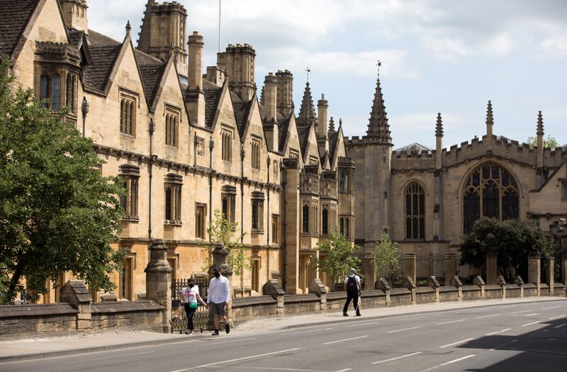 Oxford e Cambridge ficaram, respectivamente, em segundo e terceiro lugar Oxford e Cambridge ficaram, respectivamente, em segundo e terceiro lugar