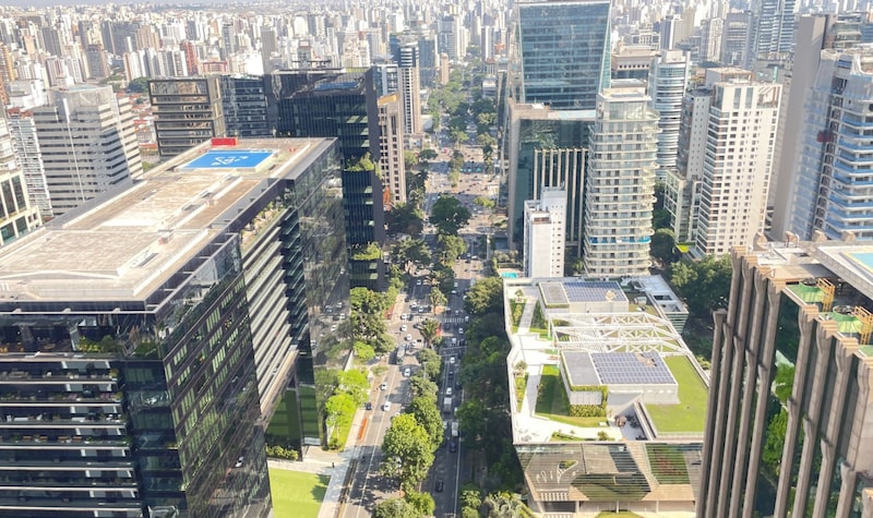 Faria Lima: Pátio Malzoni, sede do Google e BTG Pactual, diante da sede do Itaú BBA, ao lado do heliponto do Faria Lima Financial Center Faria Lima: Pátio Malzoni, sede do Google e BTG Pactual, diante da sede do Itaú BBA, ao lado do heliponto do Faria Lima Financial Center