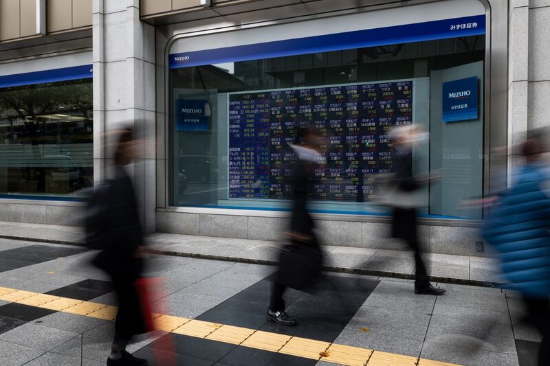 Un tablero electrónico de valores fuera de una empresa de valores en Tokio, Japón, el lunes 21 de noviembre de 2022. Fotógrafo: SeongJoon Cho/Bloomberg Un tablero electrónico de valores fuera de una empresa de valores en Tokio, Japón, el lunes 21 de noviembre de 2022. Fotógrafo: SeongJoon Cho/Bloomberg