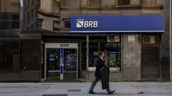 Resgate do governo ao Banco de Brasília dependeria de concessões pelo DF, diz fonte Resgate do governo ao Banco de Brasília dependeria de concessões pelo DF, diz fonte