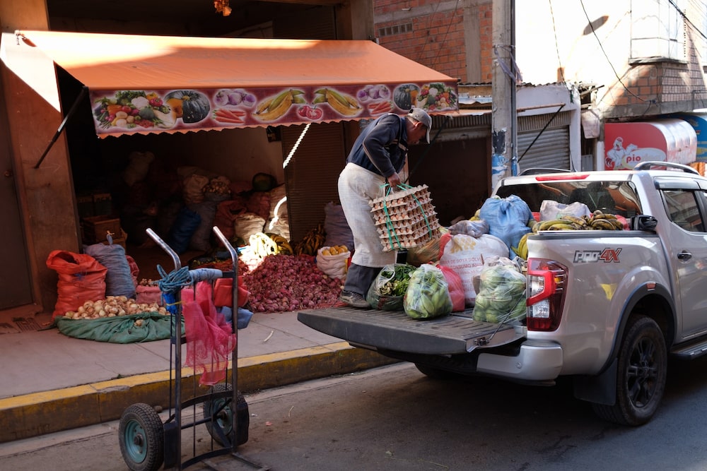 Un trabajador carga una camioneta con comestibles en La Paz el 19 de diciembre. Fotógrafo: Manuel Seoane/Bloomberg Un trabajador carga una camioneta con comestibles en La Paz el 19 de diciembre. Fotógrafo: Manuel Seoane/Bloomberg