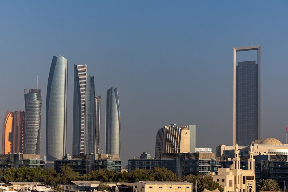 Las Torres Etihad (izquierda) y la sede de la Compañía Nacional de Petróleo de Abu Dabi (ADNOC) (derecha) en Abu Dabi, Emiratos Árabes Unidos, el martes 3 de octubre de 2023. Las Torres Etihad (izquierda) y la sede de la Compañía Nacional de Petróleo de Abu Dabi (ADNOC) (derecha) en Abu Dabi, Emiratos Árabes Unidos, el martes 3 de octubre de 2023.