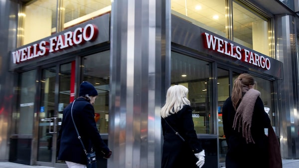 Un exdirectivo demanda a Wells Fargo acusándole de discriminación y falsa diversidad Un exdirectivo demanda a Wells Fargo acusándole de discriminación y falsa diversidad