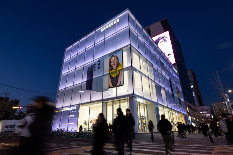Uma loja da Samsung ao anoitecer em Seul, Coreia do Sul Uma loja da Samsung ao anoitecer em Seul, Coreia do Sul