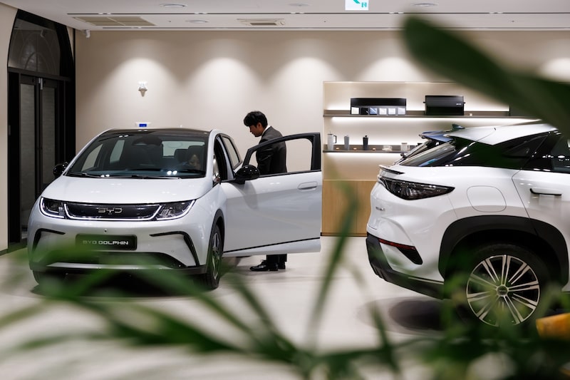 Un concesionario muestra un vehículo eléctrico BYD Co. Dolphin a un cliente en la sala de exposición de la compañía en Namyangju, Corea del Sur. Fotógrafo: SeongJoon Cho/Bloomberg. Un concesionario muestra un vehículo eléctrico BYD Co. Dolphin a un cliente en la sala de exposición de la compañía en Namyangju, Corea del Sur. Fotógrafo: SeongJoon Cho/Bloomberg.