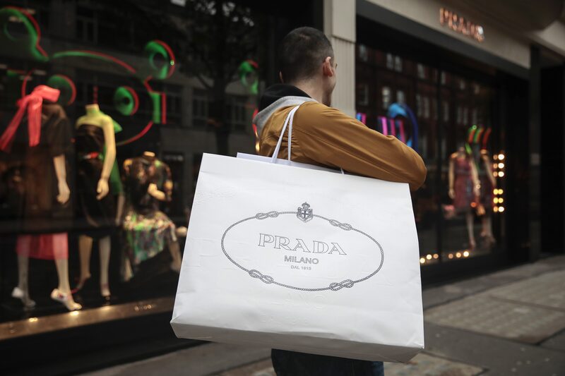 Homem carregando sacola da Prada Homem carregando sacola da Prada