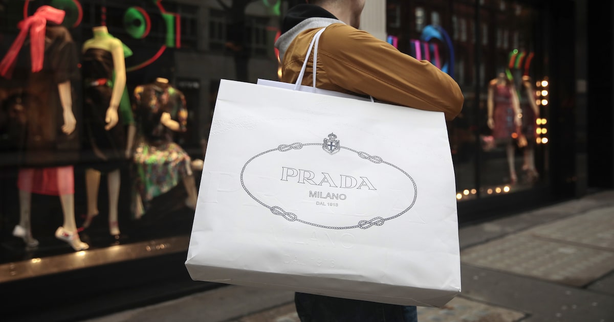 PRADA: VENTAS CUMPLEN PREVISIONES AFECTADAS POR GUERRA EN MEDIO ORIENTE