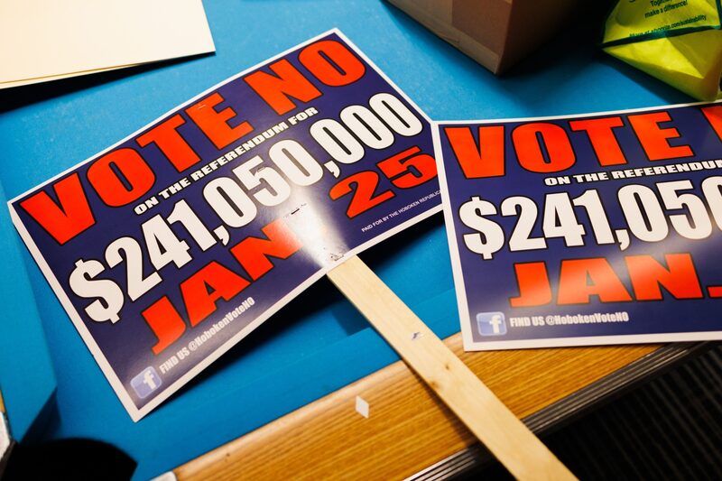 En carteles se lee "Vota No" en el referéndum de la Escuela Secundaria de Hoboken en Nueva Jersey, EE.UU. el sábado 22 de enero de 2022. En carteles se lee "Vota No" en el referéndum de la Escuela Secundaria de Hoboken en Nueva Jersey, EE.UU. el sábado 22 de enero de 2022.