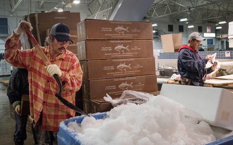 Un trabajador toma hielo en una planta en Nueva York Un trabajador toma hielo en una planta en Nueva York