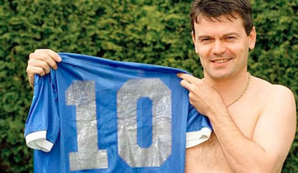 El jugador inglés, posando con la histórica 10 de Maradona El jugador inglés, posando con la histórica 10 de Maradona