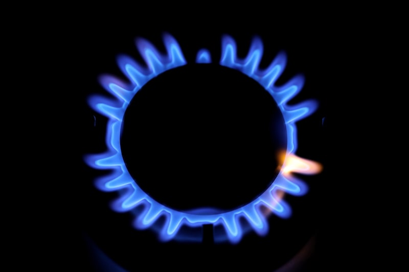 El gas natural arde en una cocina de Roma, Italia, el martes 28 de diciembre de 2021. Los precios del gas en Europa bajaron hasta situarse cerca de su nivel más bajo en tres semanas, gracias al aumento de los suministros en las terminales de la región, lo que ha aliviado la tensión del mercado. El gas natural arde en una cocina de Roma, Italia, el martes 28 de diciembre de 2021. Los precios del gas en Europa bajaron hasta situarse cerca de su nivel más bajo en tres semanas, gracias al aumento de los suministros en las terminales de la región, lo que ha aliviado la tensión del mercado.
