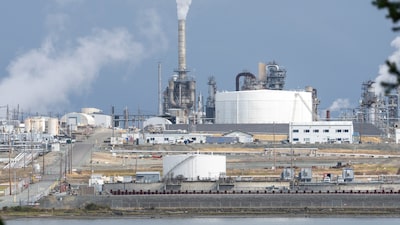 Petróleo retrocede hacia US$100 por mayores flujos en Ormuz y señales diplomáticas Petróleo retrocede hacia US$100 por mayores flujos en Ormuz y señales diplomáticas