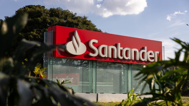 Santander supera estimativas de lucro com expansão da base de clientes após aquisição Santander supera estimativas de lucro com expansão da base de clientes após aquisição