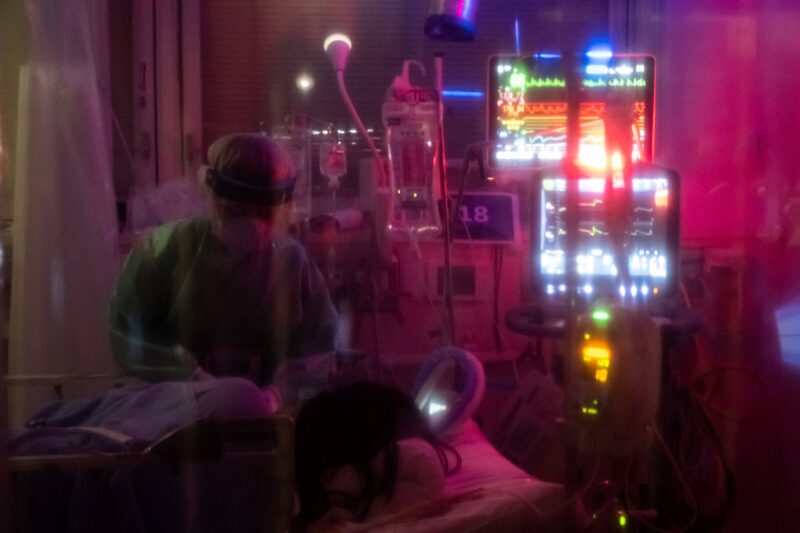 Un trabajador de la salud atiende a un paciente con Covid-19 paciente con coronacvirus en un ventilador mecánico. Fotógrafo: Yasuyoshi Chiba/AFP/Getty Images Un trabajador de la salud atiende a un paciente con Covid-19 paciente con coronacvirus en un ventilador mecánico. Fotógrafo: Yasuyoshi Chiba/AFP/Getty Images