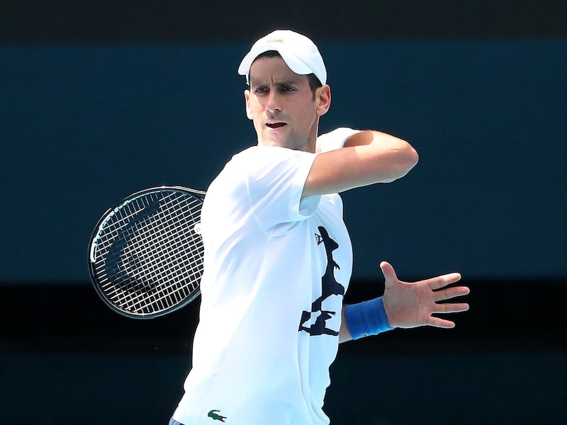 Novak Djokovic practica en Rod Laver Arena antes del Abierto de Australia 2022 en Melbourne Park el 11 de enero de 2022. Novak Djokovic practica en Rod Laver Arena antes del Abierto de Australia 2022 en Melbourne Park el 11 de enero de 2022.