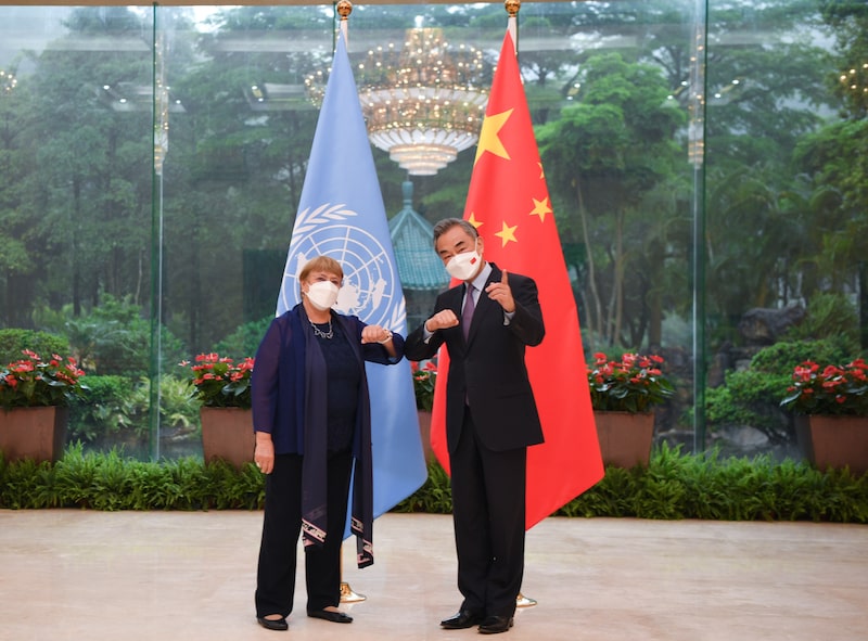 Michelle Bachelet con Wang Yi en Cantón, el 23 de mayo.Fotógrafo: Deng Hua/Xinhua/Getty Images Michelle Bachelet con Wang Yi en Cantón, el 23 de mayo.Fotógrafo: Deng Hua/Xinhua/Getty Images
