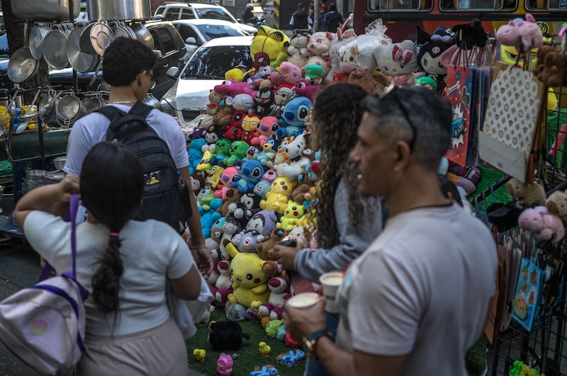 Venezuelans Ignore Trump's Warships and Jump Into Holiday Season Venezuelans Ignore Trump's Warships and Jump Into Holiday Season