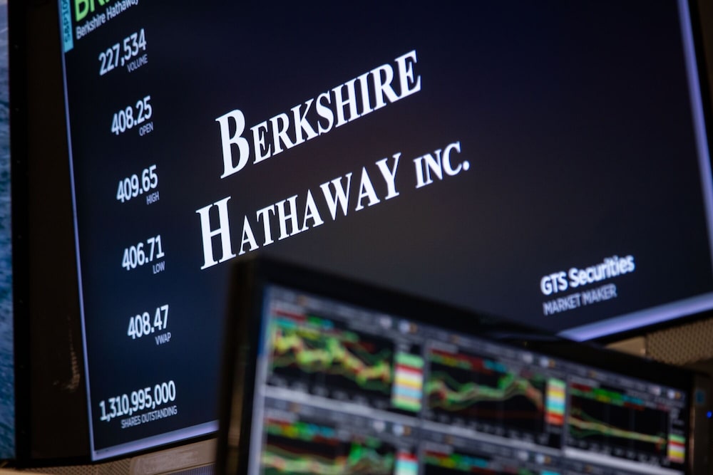 Letrero de Berkshire Hathaway Inc. en el parqué de la Bolsa de Nueva York (NYSE) en Nueva York, EE.UU. Letrero de Berkshire Hathaway Inc. en el parqué de la Bolsa de Nueva York (NYSE) en Nueva York, EE.UU.