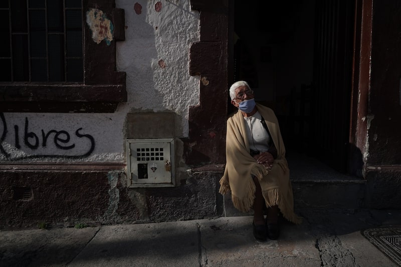 Una persona lleva una máscara protectora mientras está sentada en Bogotá, Colombia, el martes 14 de abril de 2020. Una persona lleva una máscara protectora mientras está sentada en Bogotá, Colombia, el martes 14 de abril de 2020.