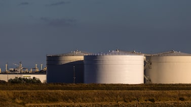 Petróleo ronda los US$100 mientras los flujos de crudo de Medio Oriente se recuperan al 98% Petróleo ronda los US$100 mientras los flujos de crudo de Medio Oriente se recuperan al 98%