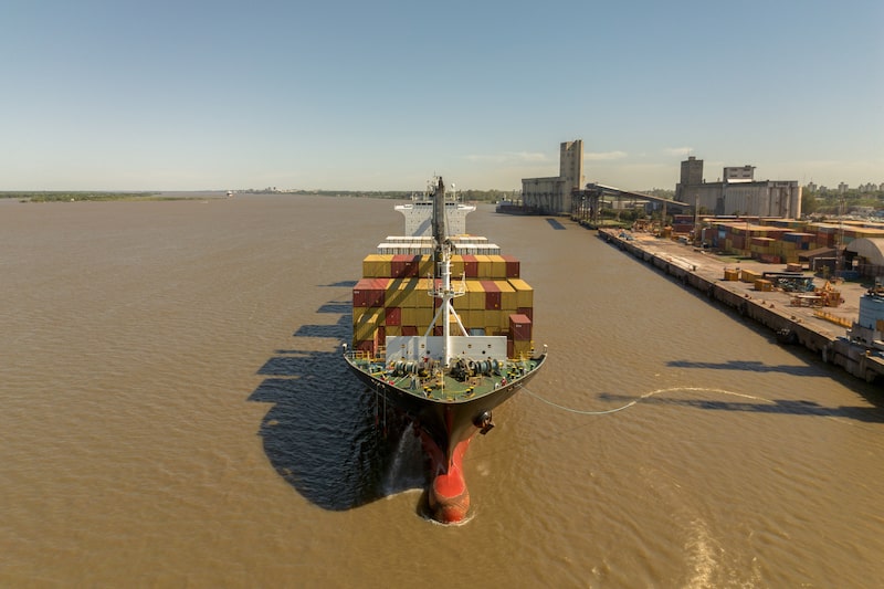 Un buque portacontenedores en el puerto de Rosario, en Argentina, el 17 de diciembre de 2025. Un buque portacontenedores en el puerto de Rosario, en Argentina, el 17 de diciembre de 2025.