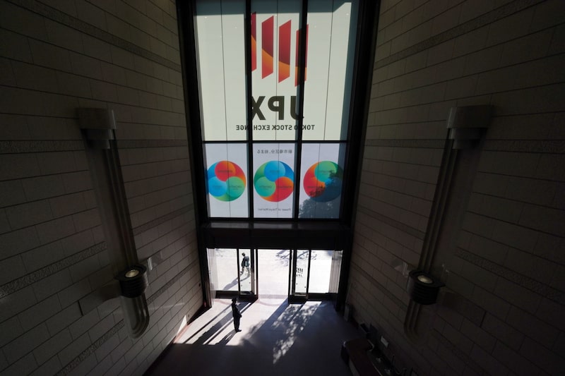 La entrada de la Bolsa de Tokio (TSE), operada por Japan Exchange Group Inc. (JPX), en Tokio, Japón, el jueves 13 de enero de 2022. El mayor operador bursátil de Japón dio a conocer el martes los componentes de tres nuevas secciones del mercado, pero la tan esperada reorganización del lento mercado de valores del país está atrayendo más escepticismo que entusiasmo. La entrada de la Bolsa de Tokio (TSE), operada por Japan Exchange Group Inc. (JPX), en Tokio, Japón, el jueves 13 de enero de 2022. El mayor operador bursátil de Japón dio a conocer el martes los componentes de tres nuevas secciones del mercado, pero la tan esperada reorganización del lento mercado de valores del país está atrayendo más escepticismo que entusiasmo.